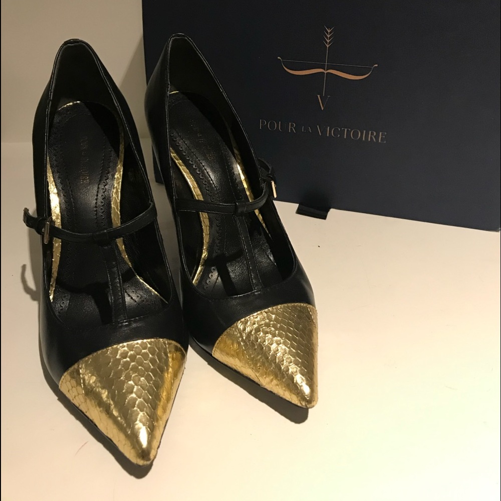 Pour La Victoire black gold point leather pumps